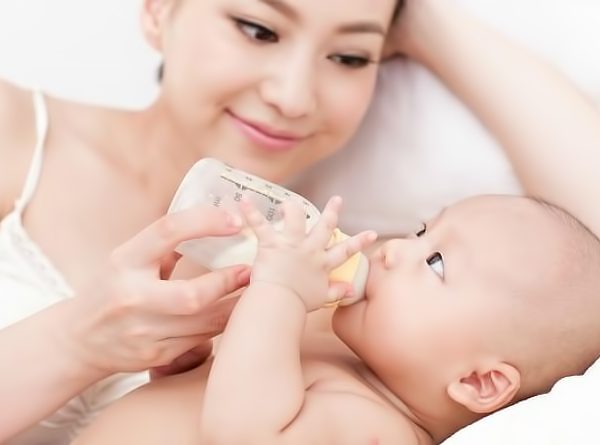 Bé 4 tháng tuổi uống bao nhiêu sữa là đủ