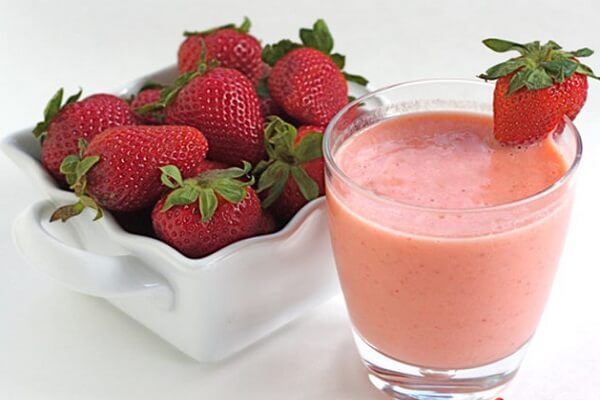 Cách làm sinh tố dâu tây sữa tươi Úc nguyên kem