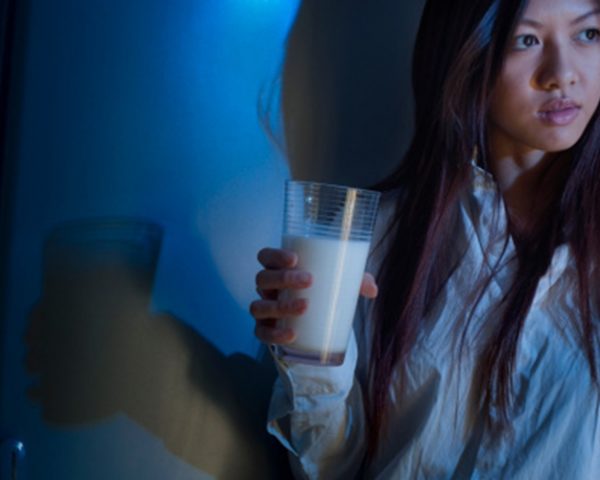 Thời điểm tốt nhất để uống sữa? 3 uong sua buoi toi