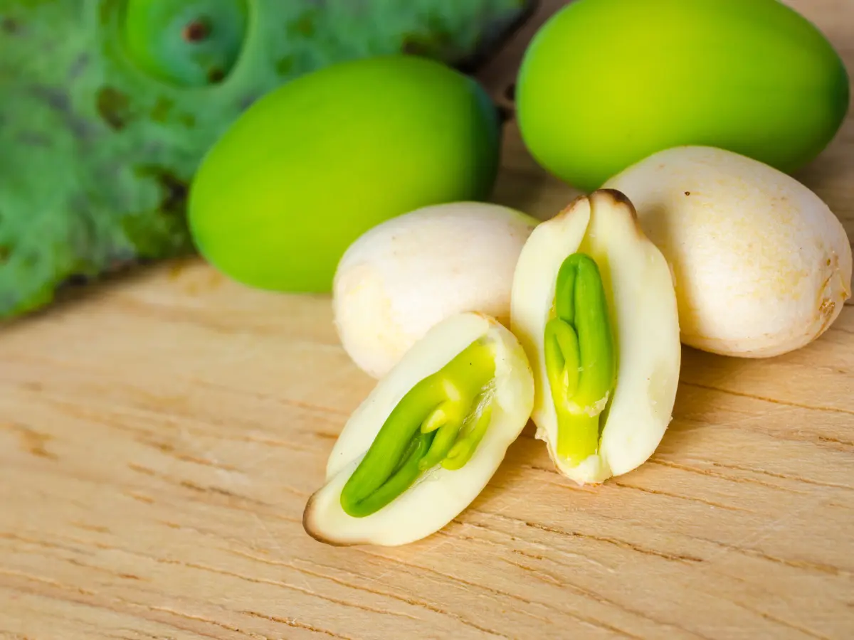 Cách làm sữa hạt sen thơm ngon bổ dưỡng tại nhà 4 Chọn hạt sen tươi giúp sữa có hương vị thơm ngon hơn