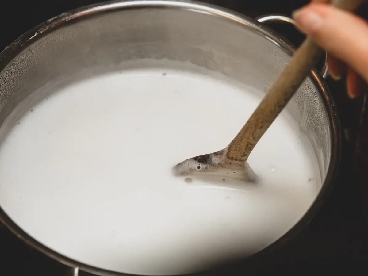 Cách làm sữa hạt sen thơm ngon bổ dưỡng tại nhà 3 Khuấy đều tay giúp sữa sánh mịn hơn