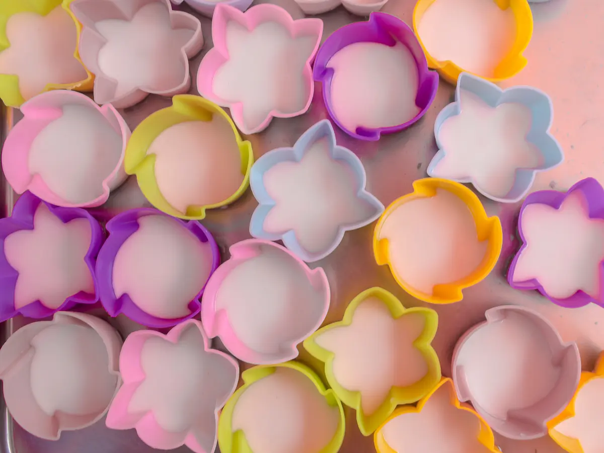 Đổ thạch rau câu sữa tươi ra khuôn